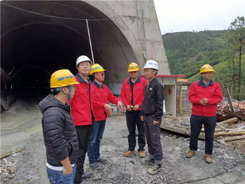 公司領(lǐng)導(dǎo)到香麗高速公路六工區(qū)調(diào)研并講黨課