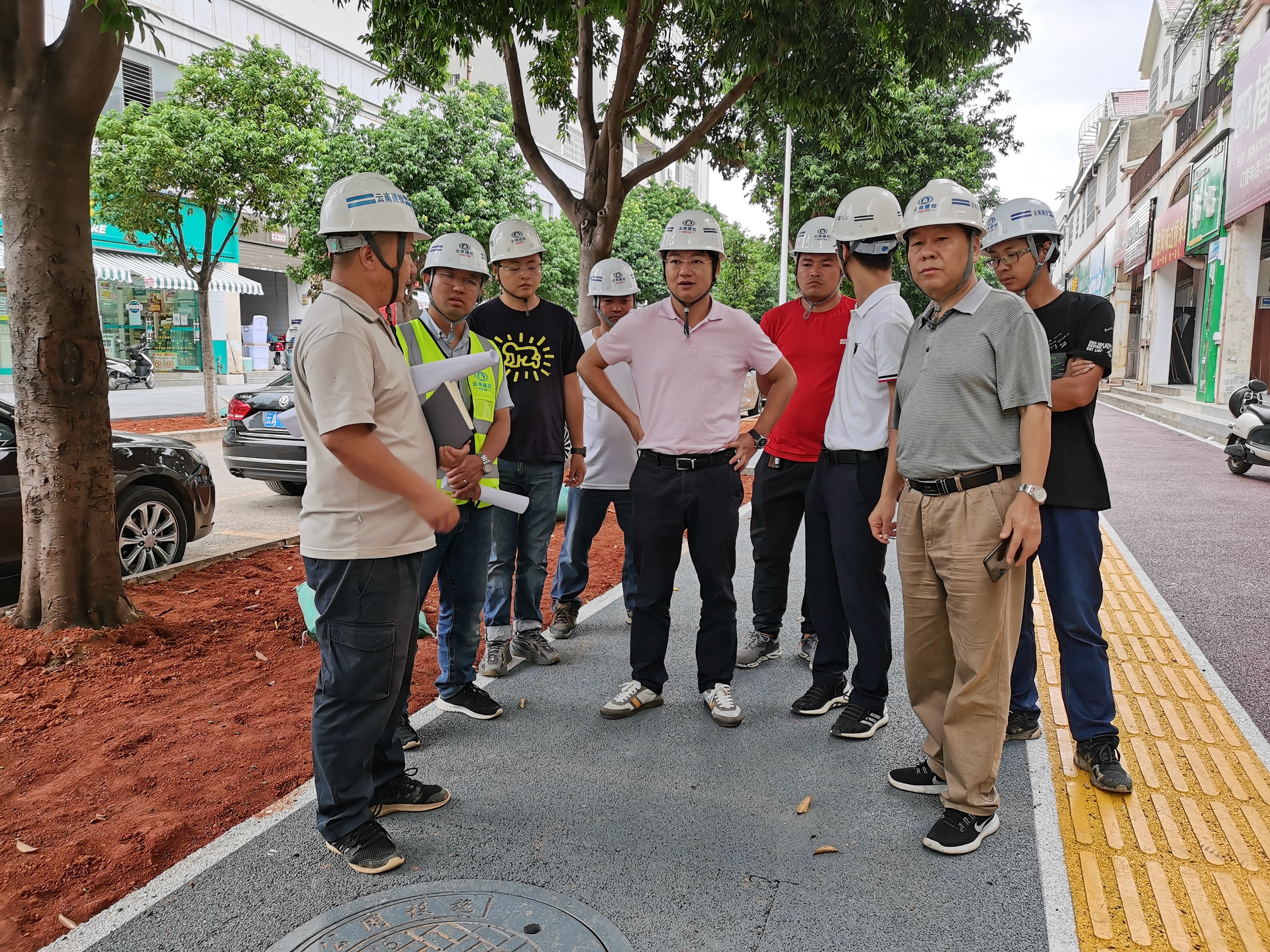 【我為群眾辦實(shí)事】萬向遵一行調(diào)研文山市城區(qū)道路人行道鋪裝工程（一期）勘察、設(shè)計(jì)、施工總承包（EPC）項(xiàng)目