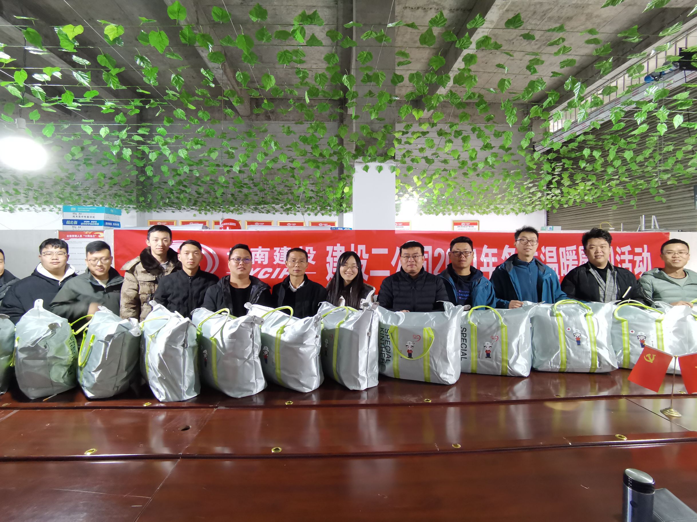 【我為群眾辦實事】公司領(lǐng)導(dǎo)慰問鎮(zhèn)雄縣2018年棚戶區(qū)改造項目一線職工并宣貫十九屆六中全會精神