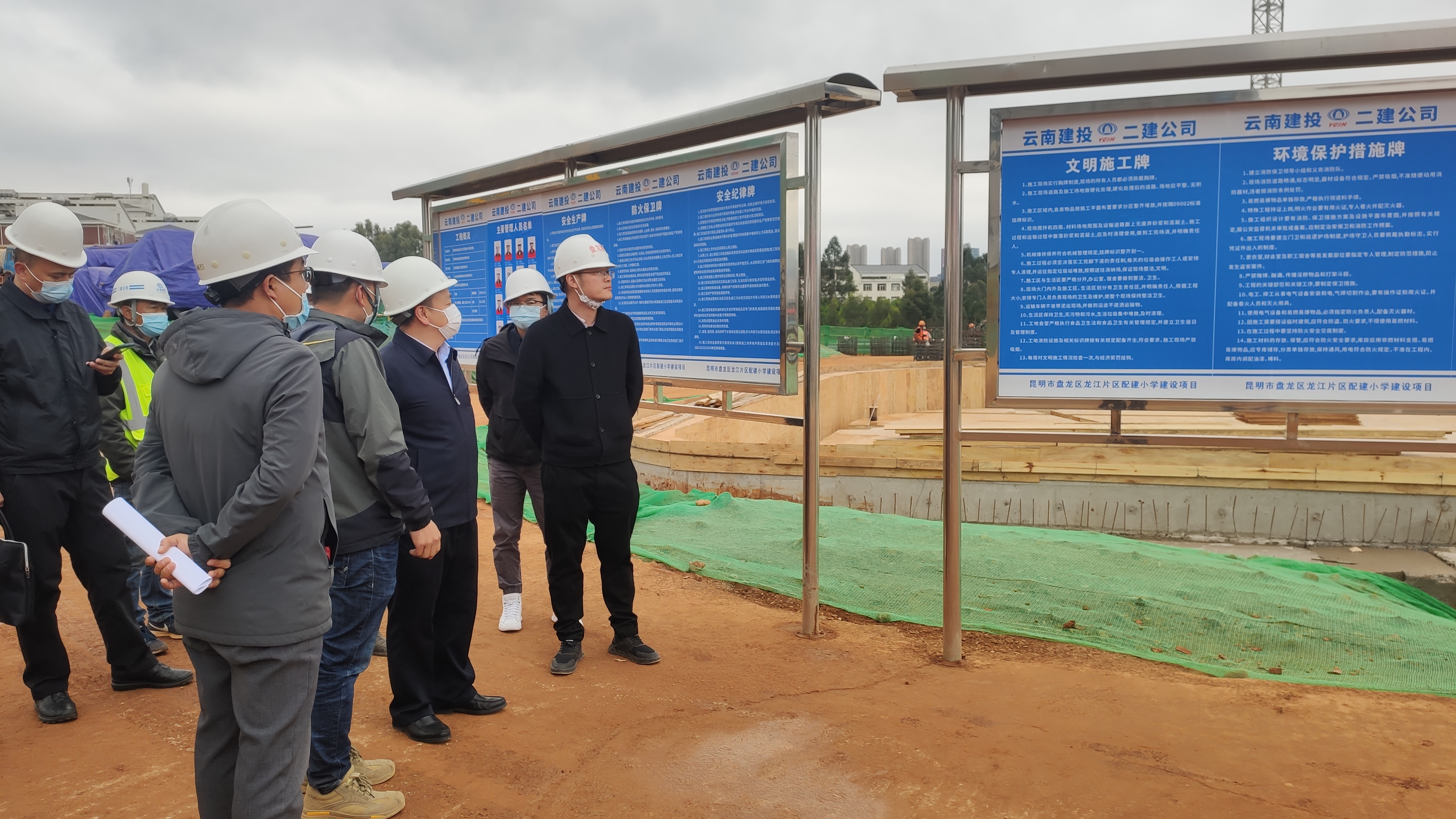 【調(diào)研檢查】盤龍區(qū)區(qū)長高庚調(diào)研昆明市盤龍區(qū)龍江片區(qū)配建小學(xué)建設(shè)項目
