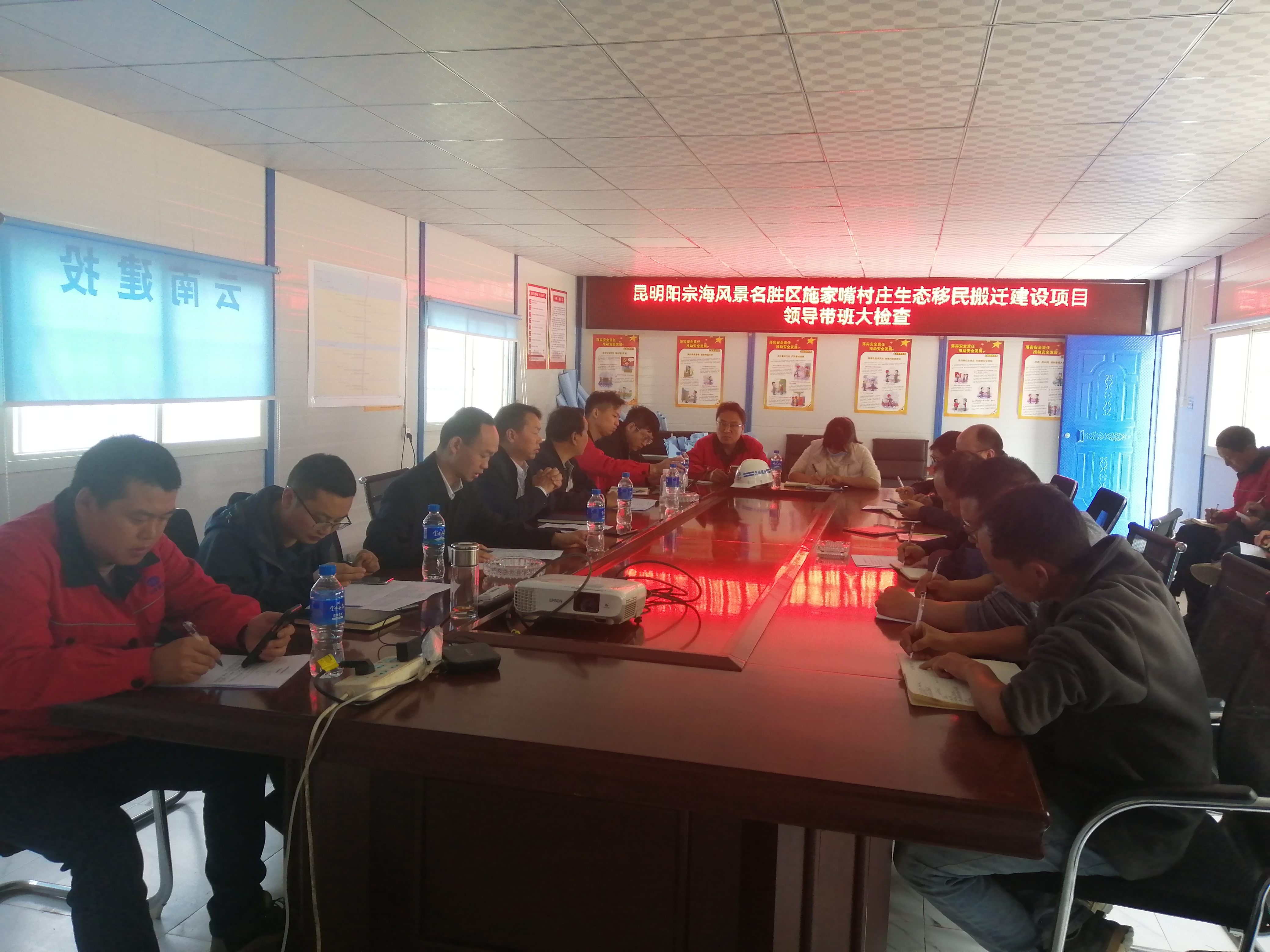 【貫徹一線工作法】陳定華、董學(xué)友一行到昆明陽宗海風(fēng)景名勝區(qū)施家嘴村莊生態(tài)移民搬遷建設(shè)項目進行安全生產(chǎn)大檢查