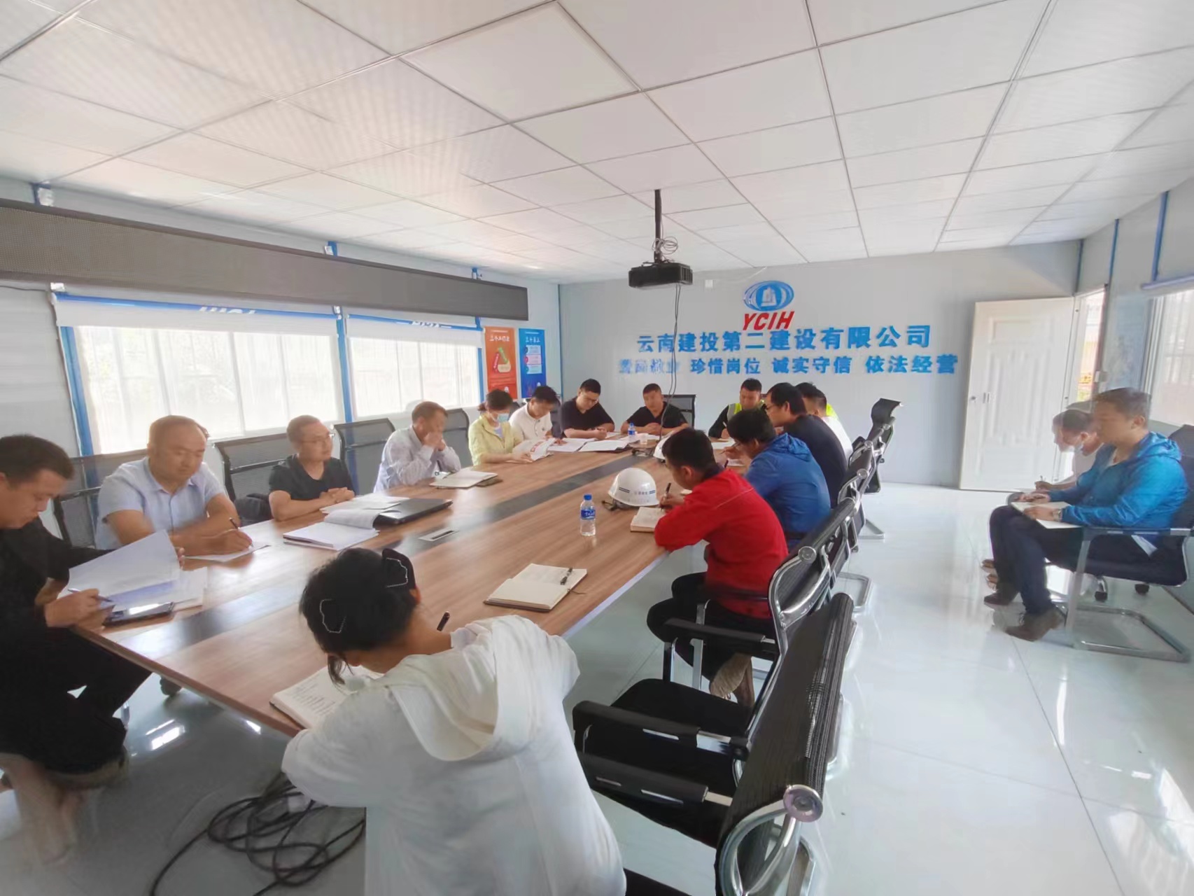 【貫徹一線工作法】陳定華一行到官渡區(qū)291號路項目開展“五一”期間領(lǐng)導(dǎo)帶班檢查工作