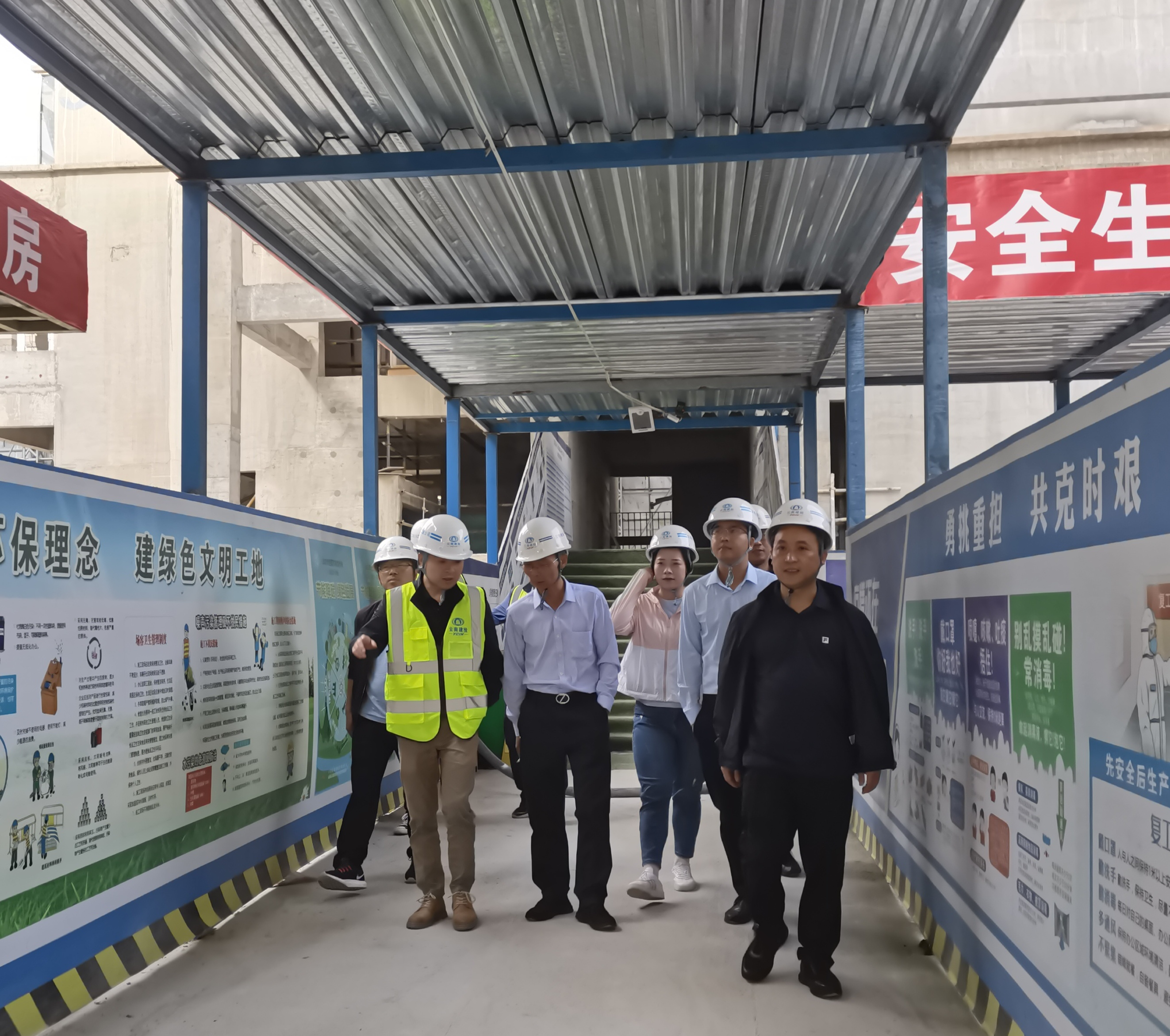 【貫徹一線工作法】公司領導帶班到華潤潤府項目開展“五一”期間領導帶班檢查工作