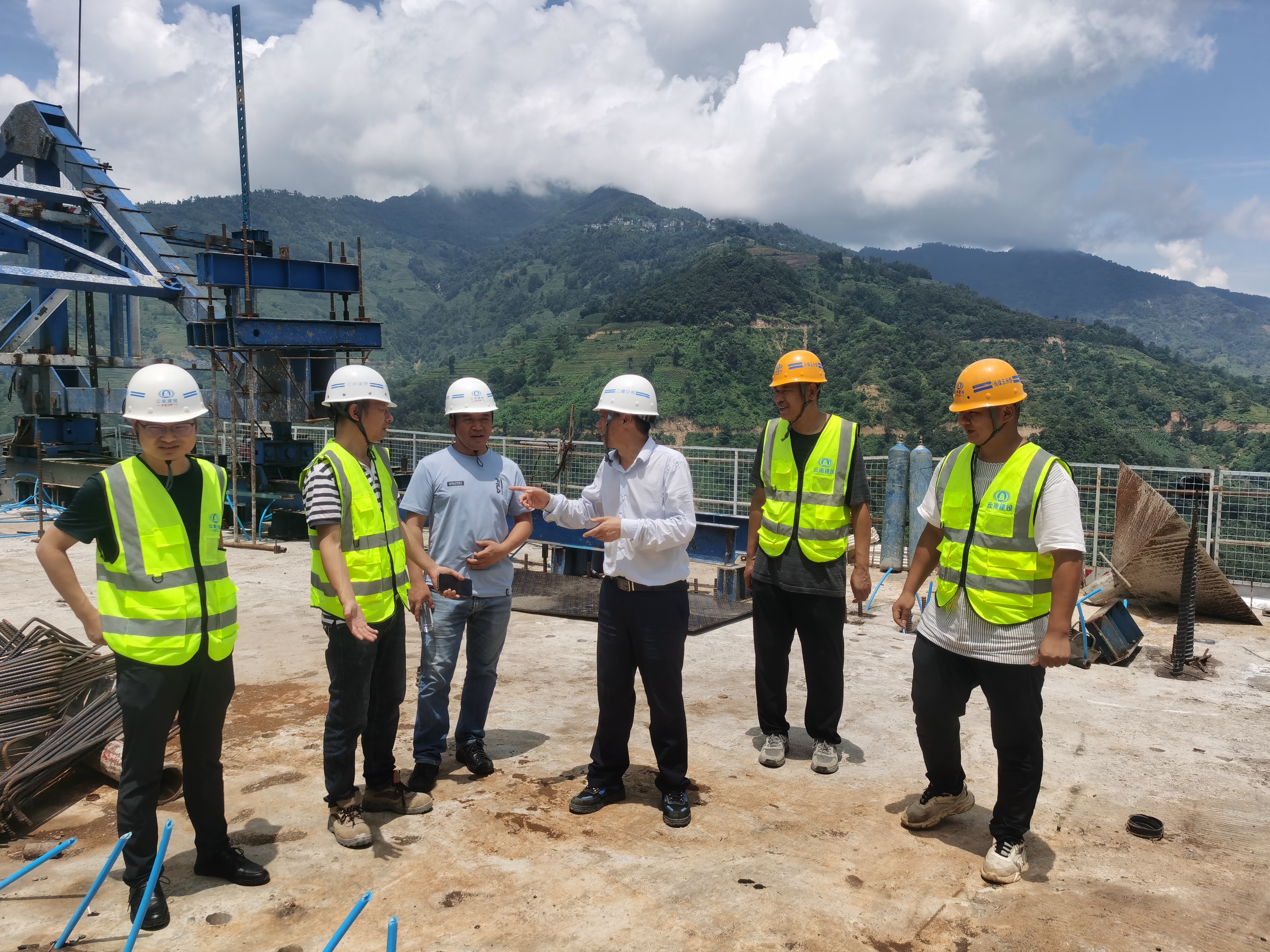 【貫徹一線工作法】陳定華一行到元綠高速公路工程土建五分部項(xiàng)目開(kāi)展安全隱患大排查大整治工作