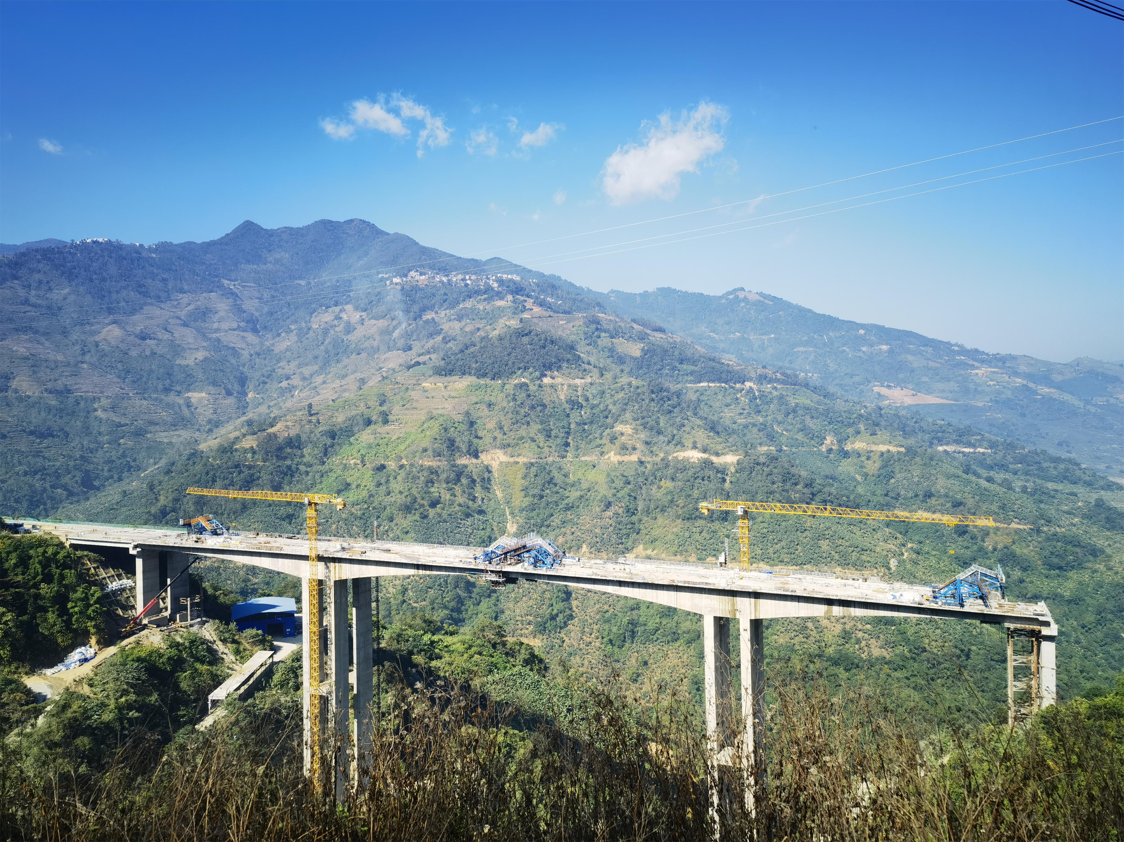 【決戰(zhàn)四季度】元綠春高速小蚌嘎2號(hào)大橋左幅順利合攏