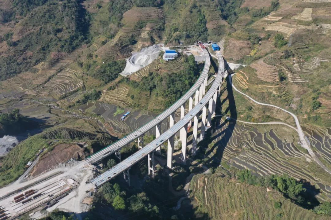 【決戰(zhàn)四季度】元綠高速過者洛巴河大橋T梁架設(shè)完成