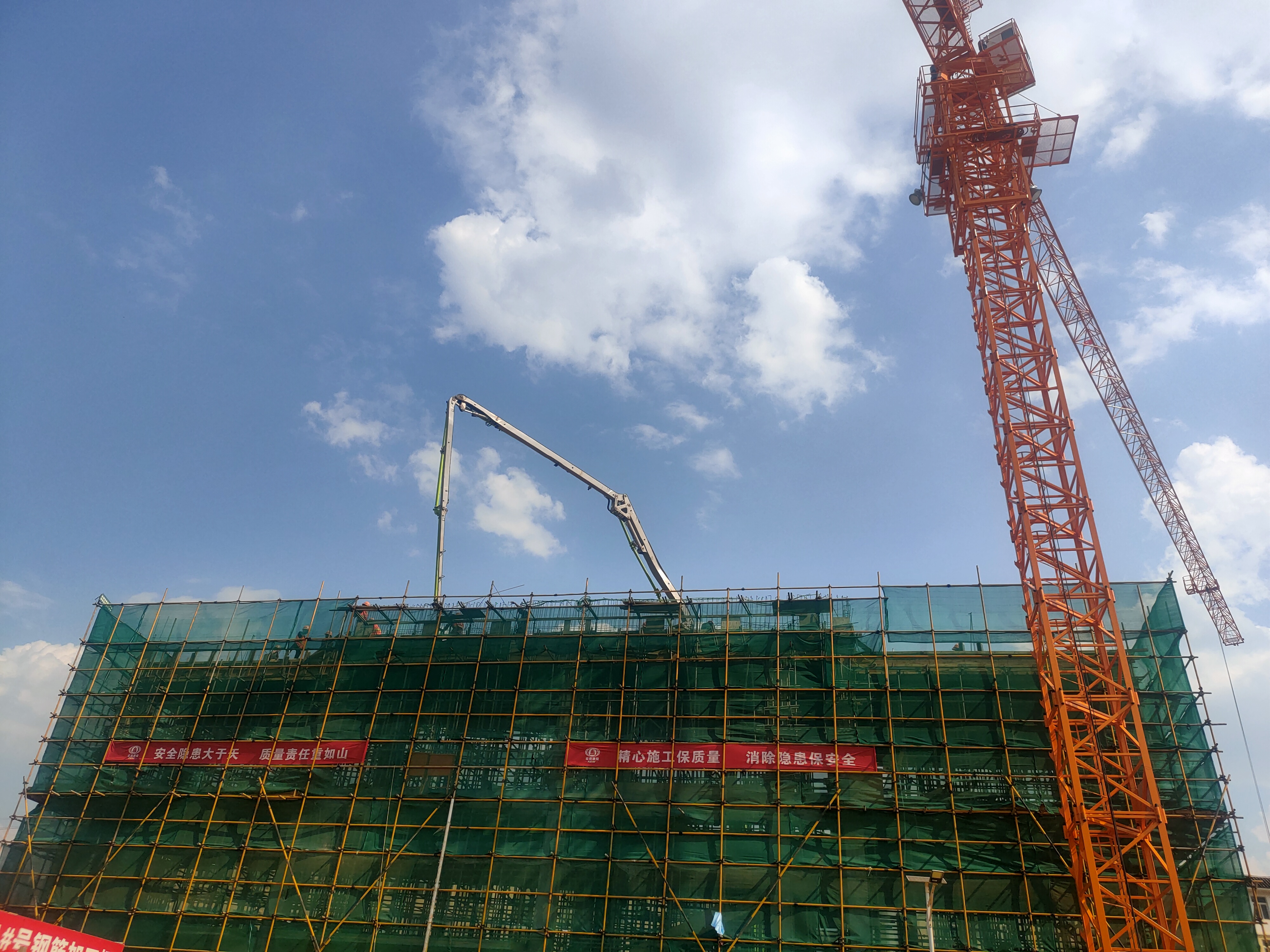 【項(xiàng)目動(dòng)態(tài)】鎮(zhèn)康縣保障性租賃住房建設(shè)項(xiàng)目順利完成商業(yè)區(qū)首棟樓封頂任務(wù)