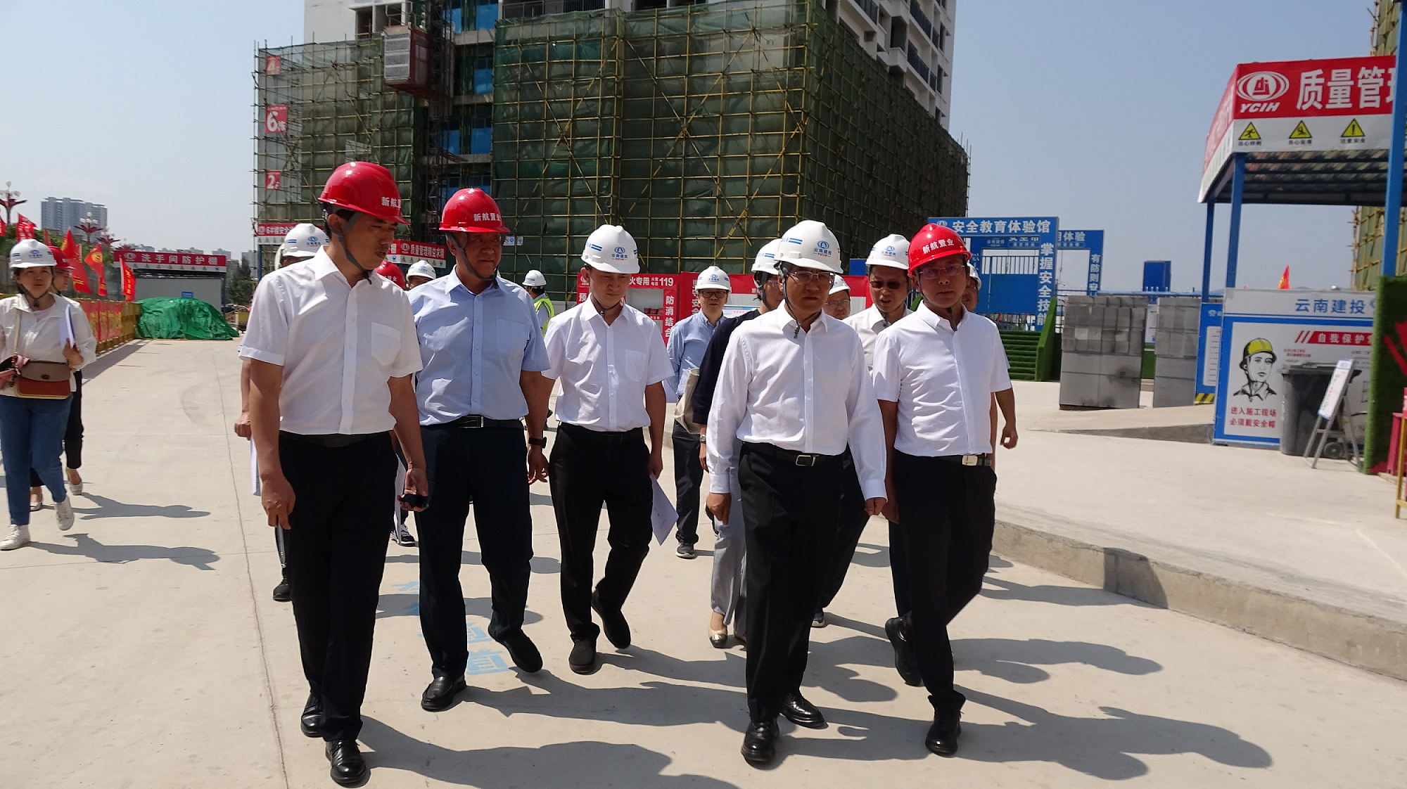 楚雄州委副書記、州長張文旺到楚雄新航鴻雅項(xiàng)目調(diào)研