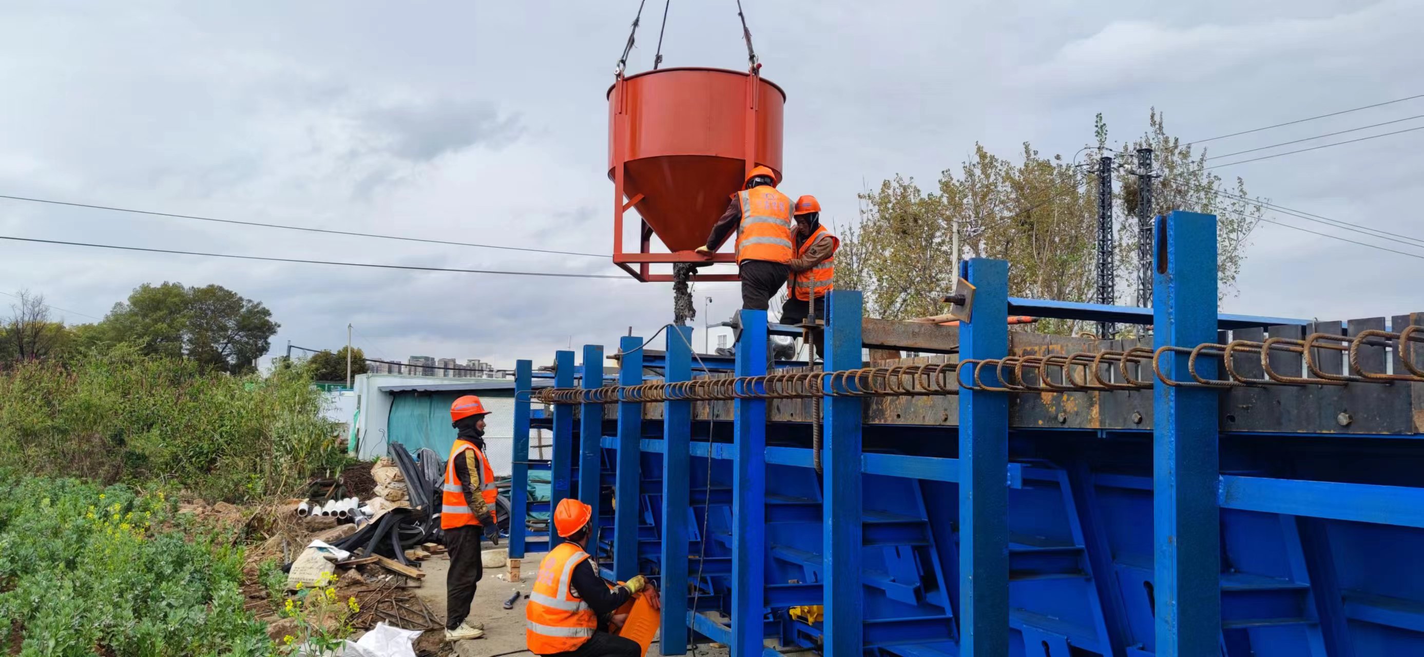 【項(xiàng)目動(dòng)態(tài)】官渡區(qū)蝦壩河下段綜合整治工程項(xiàng)目首片箱梁順利澆筑