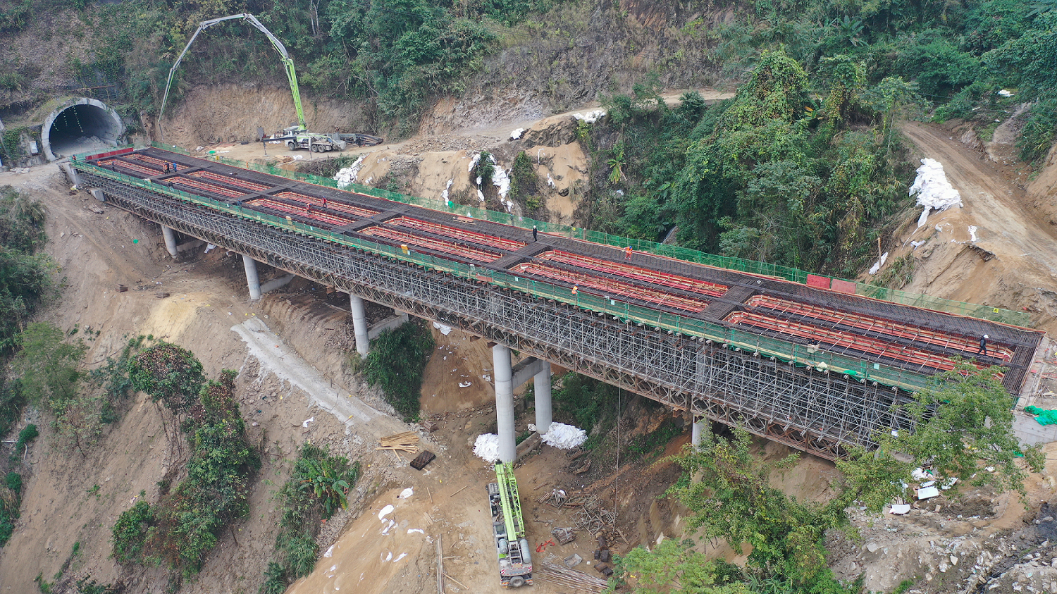 【項(xiàng)目動(dòng)態(tài)】元綠高速土建五分部紅莫3號(hào)大橋左幅現(xiàn)澆箱梁第一次混凝土順利澆筑